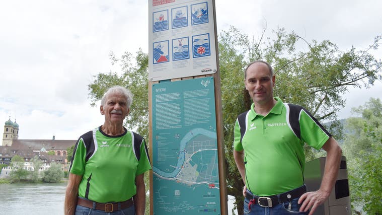 Walter Rech (links) und Daniel Winter von der SLRG-Sektion Fricktal freuen sich, dass am Steiner Rheinufer neu über die Baderegeln im Fluss informiert wird. (Nadine Böni)
