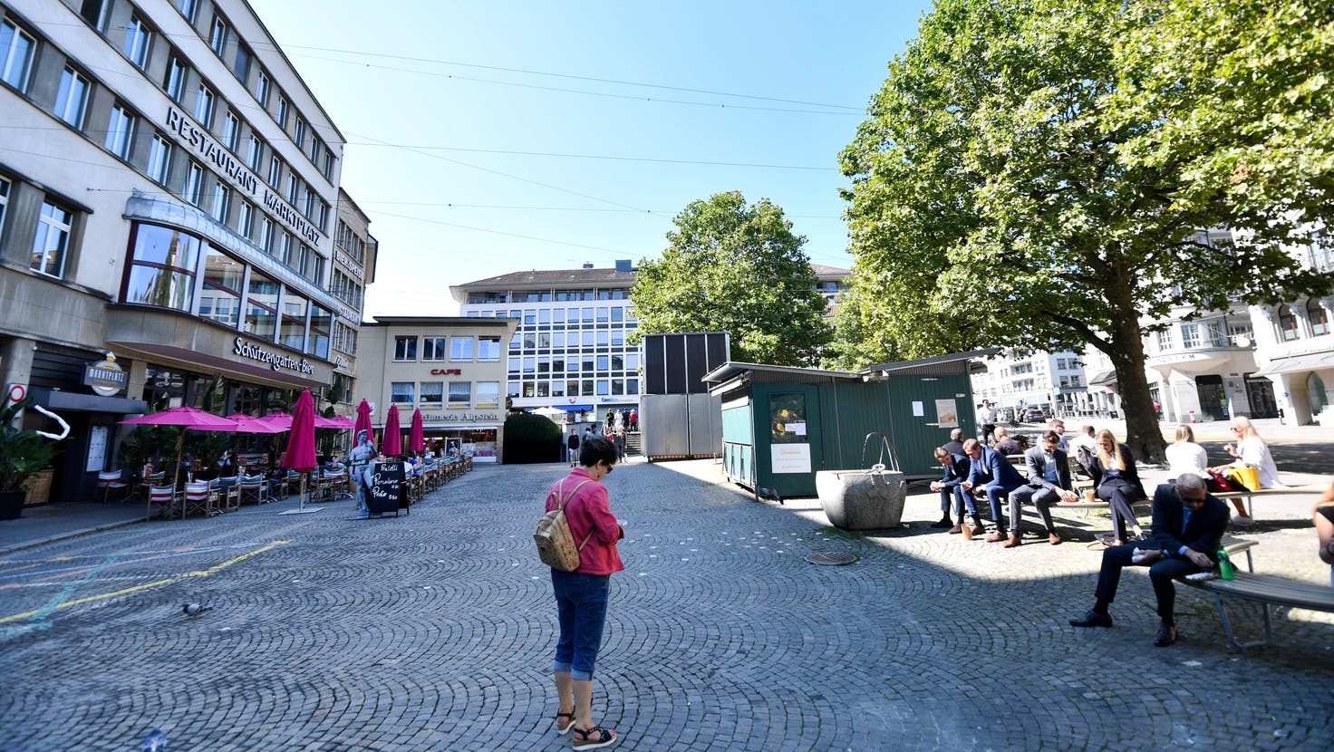 Der geplante, zweiteilige Marktpavillon soll mittig auf dem Marktplatz platziert werden. Dort, wo die Fläche heute frei ist. (Bild: Donato Caspari)