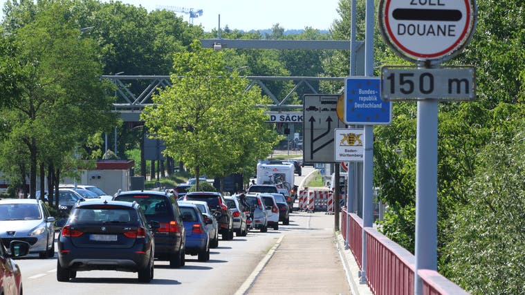 Der Zoll Stein/Bad Säckingen soll mit einer zusätzlichen Brücke bei Sisseln entlastet werden. (dka (5. Juli 2017))