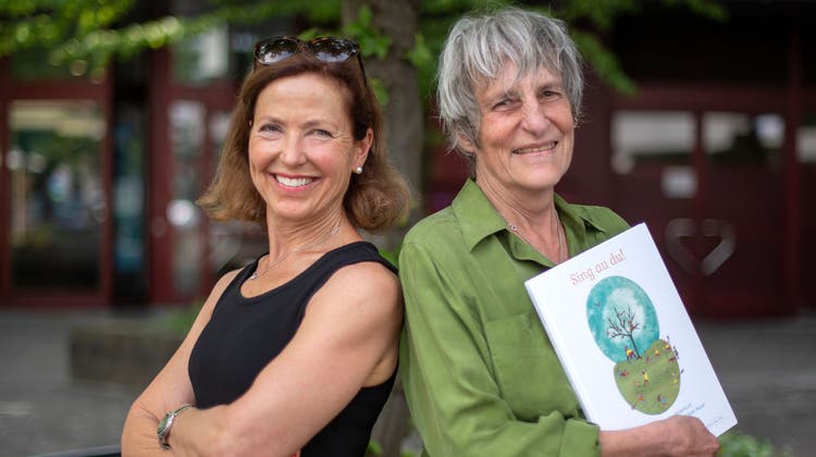 Die Kinderbuchautorin Stephanie Jakobi-Murer (links) aus Hünenberg und die Illustratorin Mónica Verena Keusch aus Oberwil haben ein neues Kindergesangbuch geschaffen. (Bild: Maria Schmid (Zug, 19. Mai 2022))