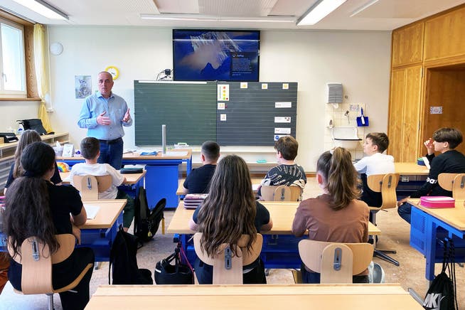 Eine Lehrkraft unterrichtet im Wehrli-Schulhaus in Kreuzlingen muslimische Kinder.