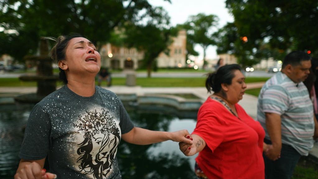Ein Geistlicher tröstet Angehörige der Opfer des jüngsten Amoklaufs an einer Schule am Dienstag in Uvalde, Texas. (Dario Lopez-Mills / AP)
