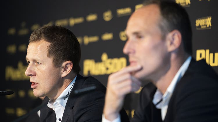 Christoph Spycher (links) und Steve Von Bergen informieren über die personellen Änderungen bei YB. (Keystone)