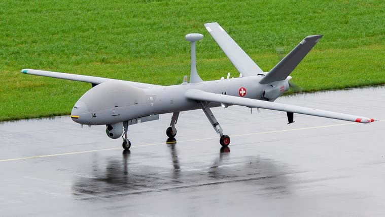 Eine Drohne des Aufklärungssystems 15 beim ersten Rollversuch auf dem Militärflugplatz in Emmen. (Armasuisse / Twitter)