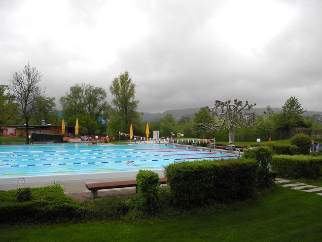 Das Freibad in Suhr. Im Winter soll künftig eine Traglufthalle das 50-Meter-Schwimmbecken überdecken.