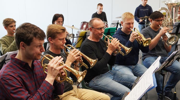 Die Brass Bands Uri und Schattdorf freuen sich auf das Jahreskonzert unter der Leitung von Hans Burkhalter. (Bild: PD / Thomas Gisler)