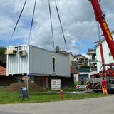 Nach monatelanger Planung für den digitalen Dorfladen wurde am Mittwochmorgen der rund sieben Tonnen schwere Container in Abtwil angeliefert. (zvg)