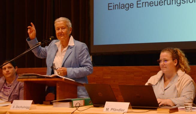 Präsidentin Susanne Dschulnigg führt durch die Versammlung der Evangelischen Kirchgemeinde Kreuzlingen.