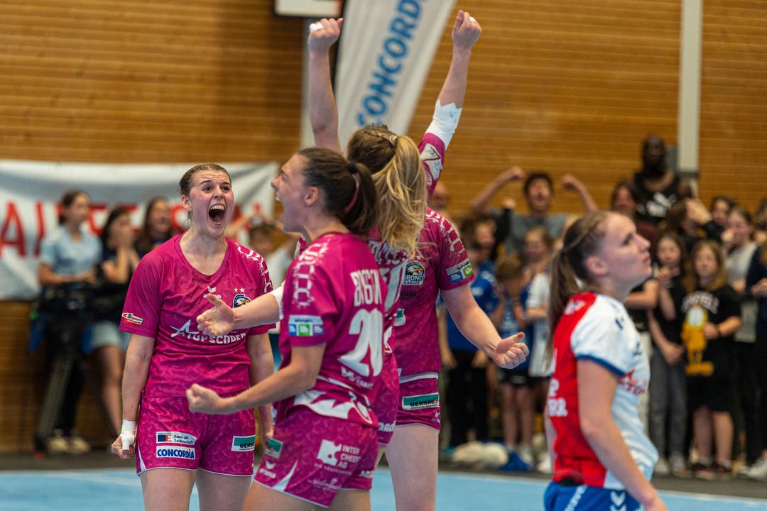 Die Handballerinnen von Spono Eagles jubeln nach dem knappen Sieg gegen LK Zug.