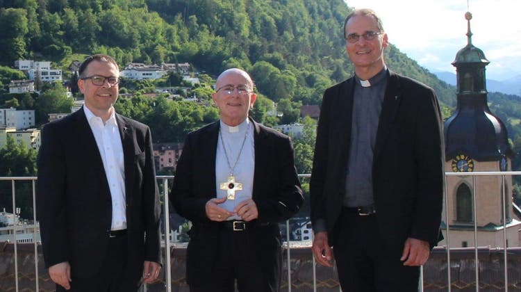 Bischof Joseph Maria (Mitte) stellt Daniel Krieg (links) als neuen Regens des Priesterseminars St.Luzi in Chur vor und dankt Martin Rohrer (rechts) für die geleisteten Dienste. (Bild: PD)