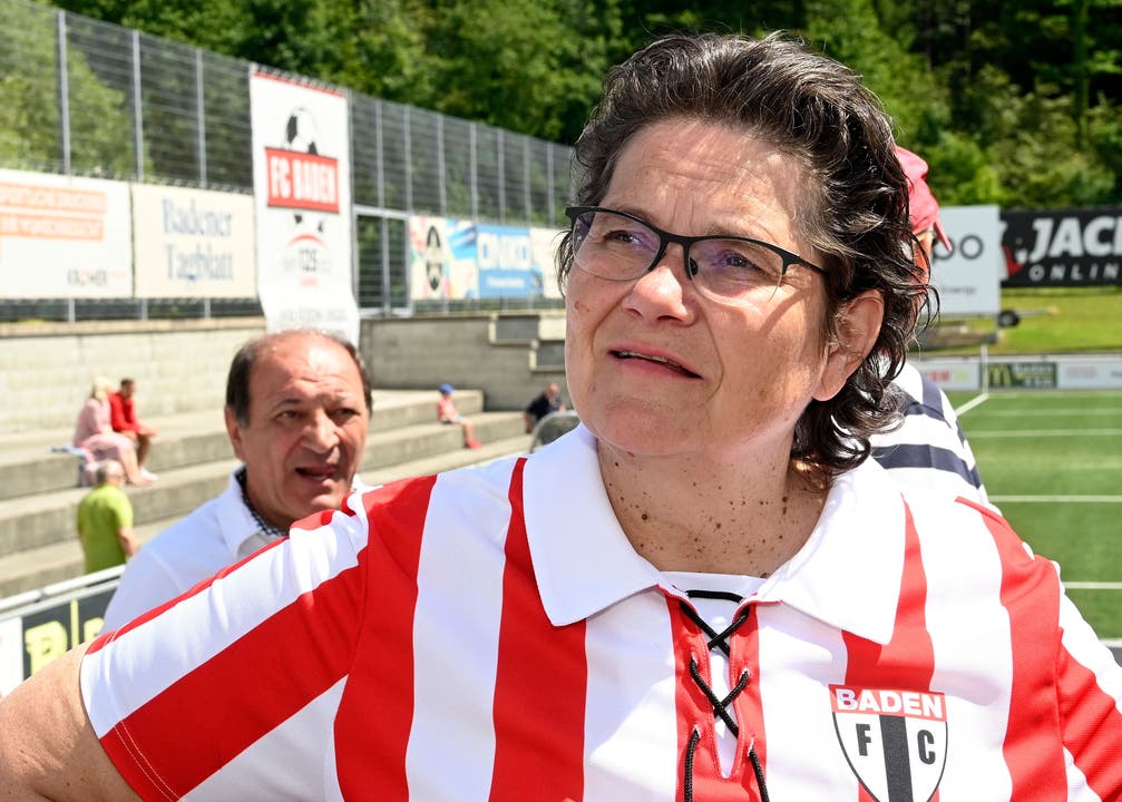Jacqueline Strauss, TK-Chefin des organisierenden FC Baden im neuen Retro-Look-Shirt zum 125-Jahr-Jubiläum des Klubs.