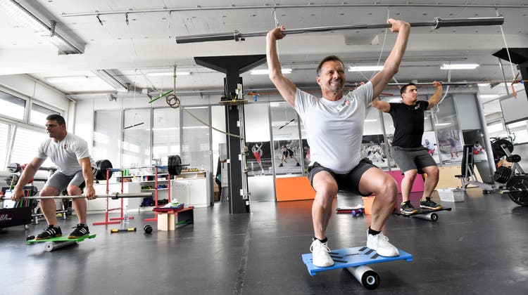 Kraft durch Balance: Athletiktrainer Robin Städler (vorne) zeigt in seinem Studio vor, wie es geht. (Bild: Donato Caspari)
