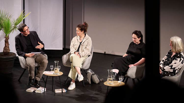 Podiumsgespräch im Stadttheater Solothurn «Woran wir uns erinnern» von links:  Lukas Marco Gisi (Moderator), Julia Franck, Nino Haratischwili, Brigitte Helbling. (José R. Martinez)