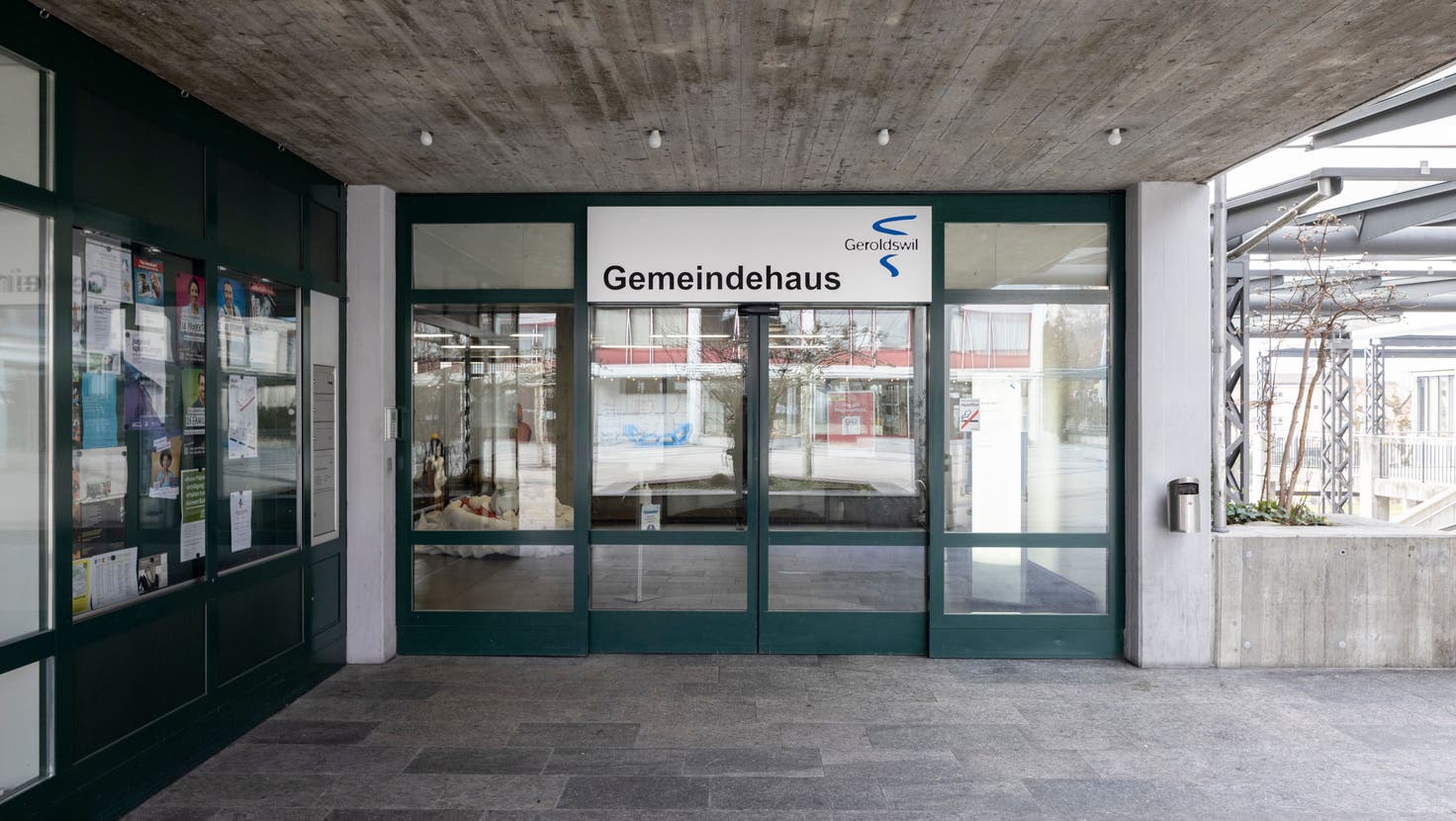 Der Eingang zum Gemeindehaus Geroldswil: Hier drin ist der Fehler passiert, der zum Flyer-Fiasko führte. (Bild: Severin Bigler)