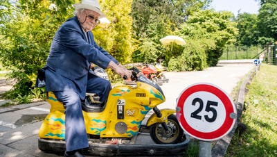 Der 84-Jährige Heinz P. Müller auf einem seiner Elektromotorrädern: «Ich finde es einfach schön, das Strahlen in den Kinderaugen zu sehen.» (Kenneth Nars)