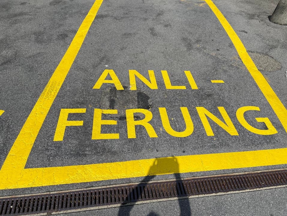 Bodenmarkierung bei der Ladengasse in Ebikon. Kennen Sie weitere kuriose Schilder in der Zentralschweiz? Senden Sie dieses mit Name und Ort an redaktion.online@luzernerzeitung.ch
