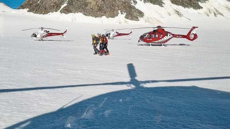 Naturgewalt am Grand Combin: Rund 40 Rettungskräfte standen am Freitag im Einsatz. (Bild: Air Zermatt)