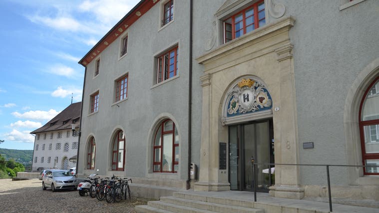 In der Hofstatt in Brugg befindet sich das Bezirksgericht. Zuletzt musste eine Gerichtsverhandlung wegen Nichterscheinen des Einsprechers verschoben werden, das Verfahren kann so nicht abgeschlossen werden. (Janine Müller)