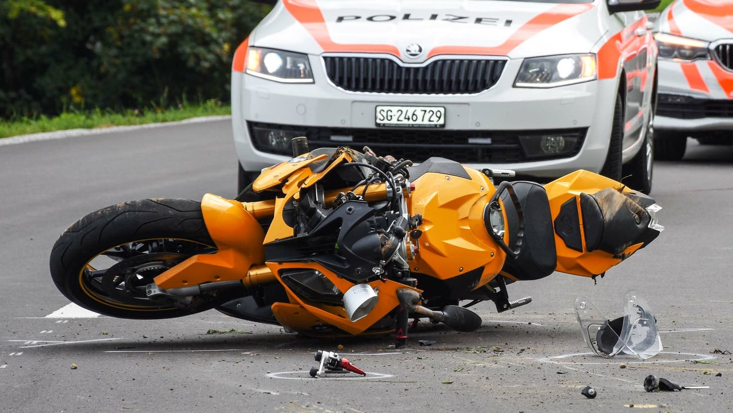 Zum Unfall in Eggersriet kam es, nachdem der 61-jährige Motorradfahrer eine Fahrzeugkolonne zu überholen versucht hatte. In diesem Moment bog der 33-jährige Autofahrer ab, die beiden Fahrzeuge kollidierten. (Bild: Kapo St.Gallen)