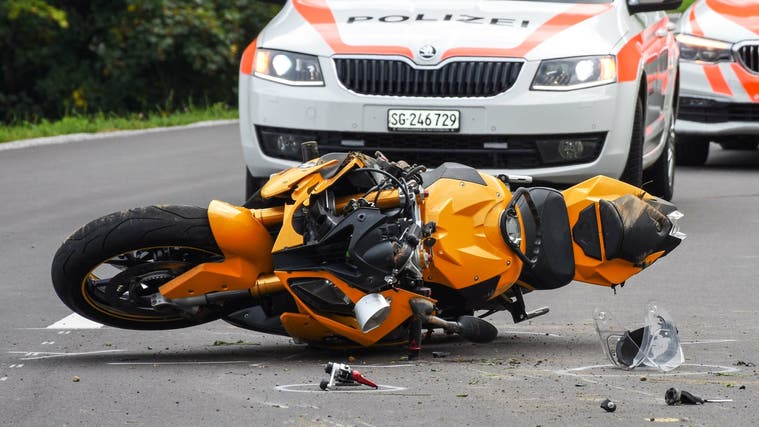 Zum Unfall in Eggersriet kam es, nachdem der 61-jährige Motorradfahrer eine Fahrzeugkolonne zu überholen versucht hatte. In diesem Moment bog der 33-jährige Autofahrer ab, die beiden Fahrzeuge kollidierten. (Bild: Kapo St.Gallen)