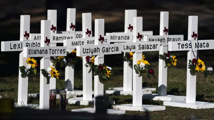 Kreuze erinnern in Uvalde (Texas) an die insgesamt 21 Opfer des Massakers in der Robb Elementary School in der Provinzstadt. (Jae C. Hong / AP)
