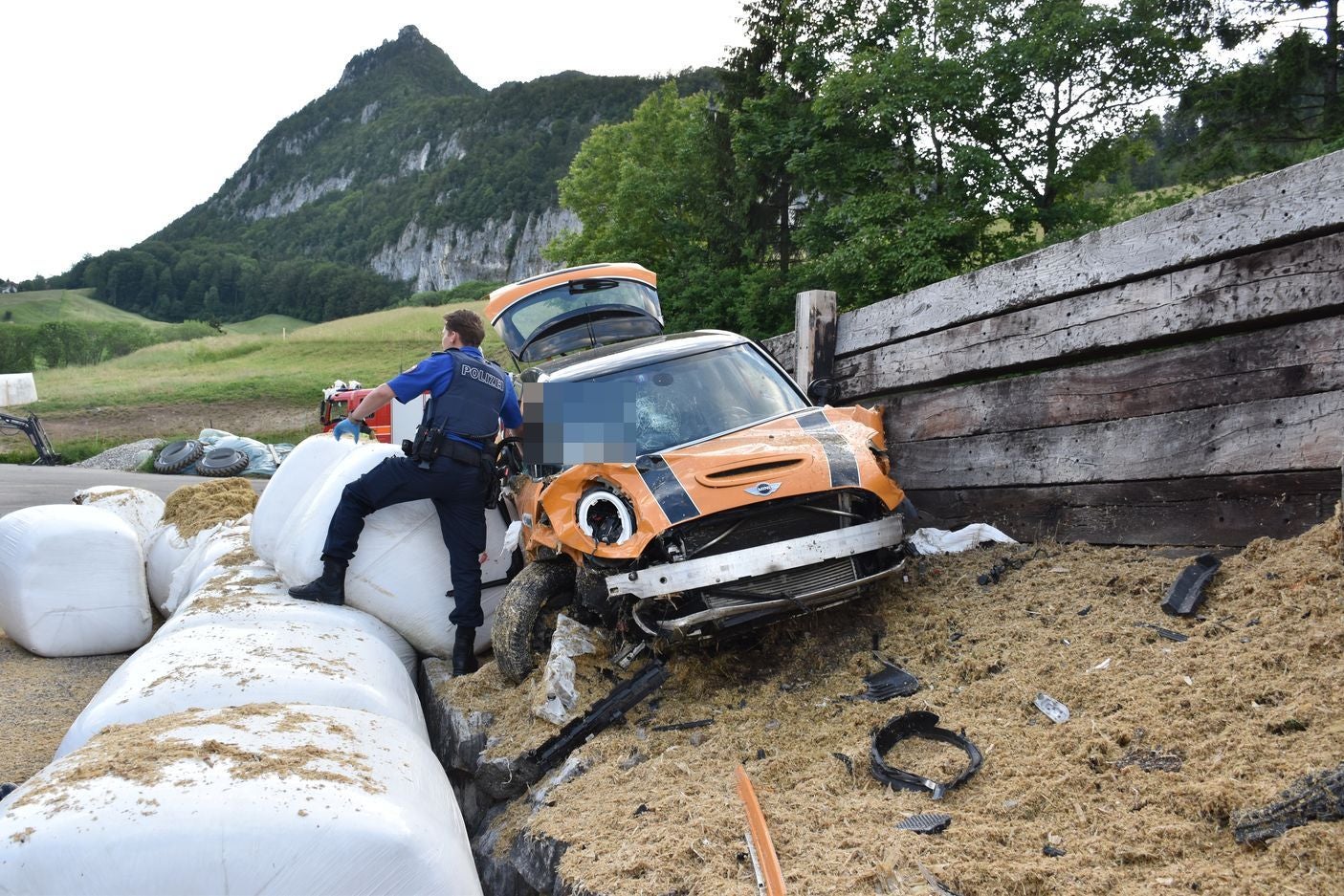 Auto Kommt Von Der Strasse Ab Und Fliegt 20 Meter Durch Die Luft