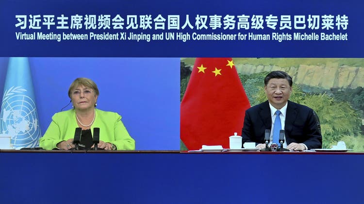 Verlor kaum ein kritisches Wort nach ihrem Besuch in Xinjiang: UNO-Menschenrechtskommissarin Michelle Bachelet (links) mit Chinas Präsident Xi Jinping. (Bild: Yue Yuewei / AP)