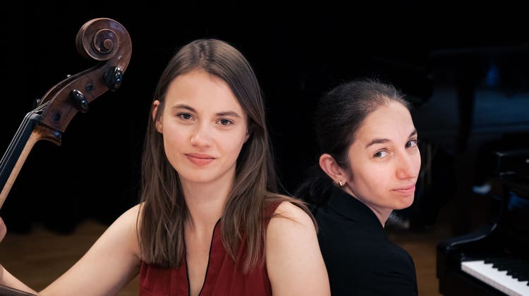 Die Rheinfelder Cellistin Aline Schnepp (links) zusammen mit Tamara Chitadze. (Zvg)
