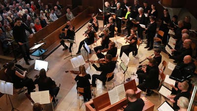 Der Frauenfelder Oratorienchor spielt unter der Leitung des Dirigenten Cyrille Nanchen in der Evangelischen Kirche. (Bild: Christof Lampart)