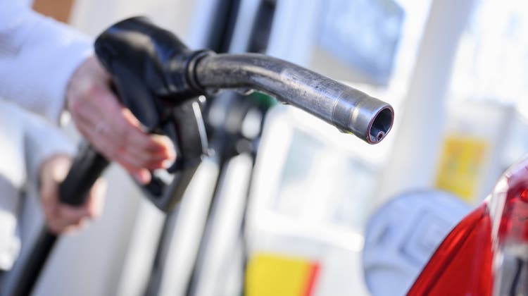 Die Benzinpreise variieren stark, laut TCS gibt es schweizweit Differenzen von bis zu 30 Rappen pro Liter. (Bild: Anthony Anex/Keystone)