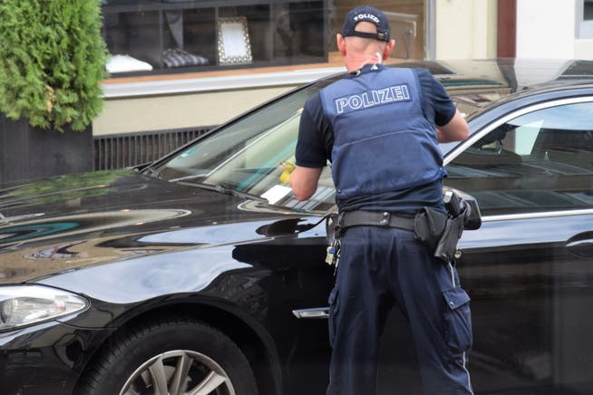 Die Polizei verteilt Parkbussen in der Brugger Altstadt.
