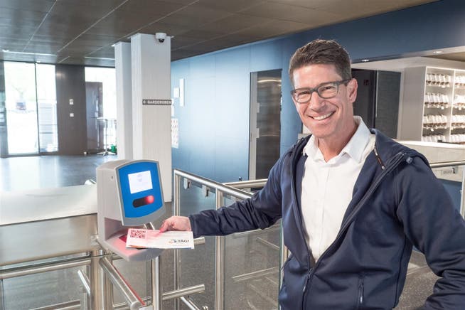 Tägi-CEO Urs Kamberger scannt das neue print@home-Ticket.