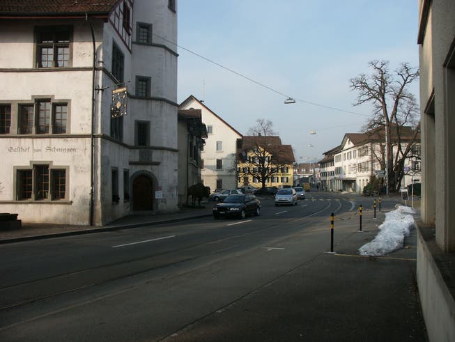 Verkehrssituation in Reinach beim Gemeindehaus, Einmündung Pfeffikerstrasse. 