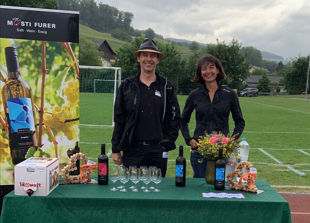 Der letztjährige Grossratspräsident Pascal Furer (SVP) und seine Frau Barbara von der Mosti Furer servieren in Oberflachs Süssmost und Wein.