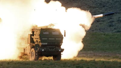 Raketenabschuss von einem Himars-Mehrfachraketenwerfer. Die Ukraine nimmt mit der Hilfe westlicher Waffensysteme mittlerweile regelmässig Ziele in russisch besetzten Gebieten unter Feuer. (Tony Overman / AP)