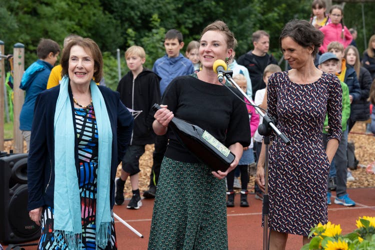 Nationalratspräsidentin Irène Kälin (Bildmitte) wird an ihrem Wohnort Oberflachs gefeiert, hier mit den früheren Ständerätinnen und Nationalratspräsidentinnen Christine Egerszegi (links) und Pascale Bruderer (rechts).