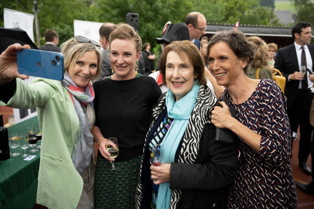 Die ehemaligen Nationalratspräsidentinnen Maya Graf (Grüne/BL), Christine Egerszegi (FDP/AG) und Pascale Bruderer (SP/AG, von links nach rechts), machen mit der aktuellen Nationalratspräsidentin Irène Kälin (Grüne/AG) ein Selfie.