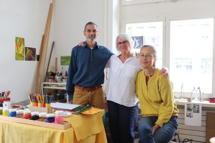 Vorstandsmitglieder Krishna Menon (von links), Marianne Badertscher und Brigitte Perren geben Auskunft über den «Raum für Kreativität und Begegnung».