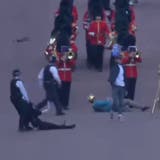 Aktivisten stören Militärparade der Queen – mehrere Männer wurden verhaftet