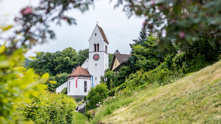 Die Wallfahrtskirche Maria im Hag thront über dem Dorf. Sie ist das Ziel von Gläubigen, die nach Meltingen pilgern. (Kenneth Nars)