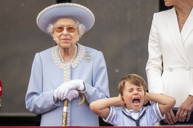 Prinz Louis neben der Jubilarin: Der Vierjährige hält sich die Ohren zu, während die Royal Air Force zu Ehren von Urgrossmutter Elizabeth II. über den Buckingham Palast donnern.