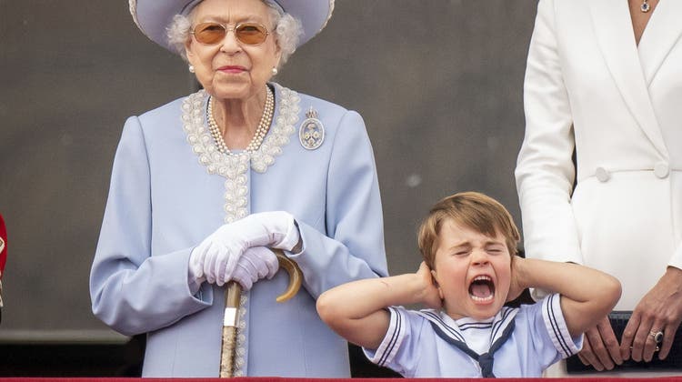 Prinz Louis neben der Jubilarin: Der Vierjährige hält sich die Ohren zu, während die Royal Air Force zu Ehren von Urgrossmutter Elizabeth II. über den Buckingham Palast donnern. (Aaron Chown / AP)