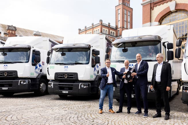 Ende August nahmen die Feldschlösschen-Verantwortlichen die neuen Elektro-Trucks in Empfang.