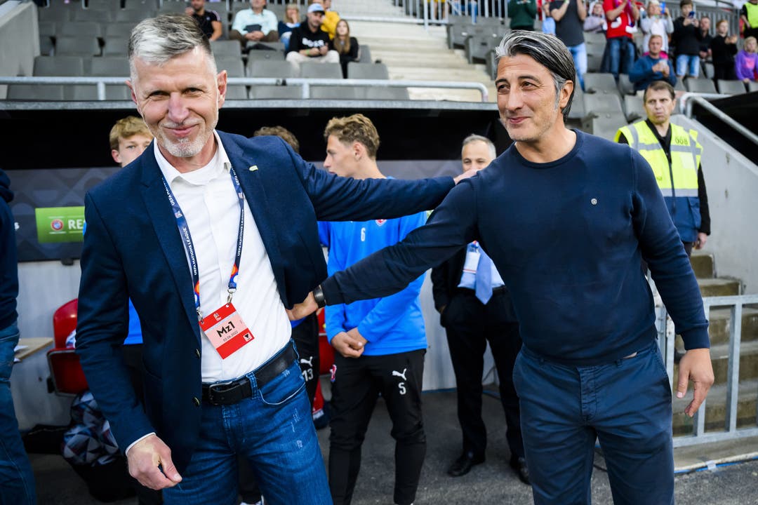 Die beiden Trainer Jaroslav Silhavy (links) und Murat Yakin begrüssen sich vor dem Spiel.