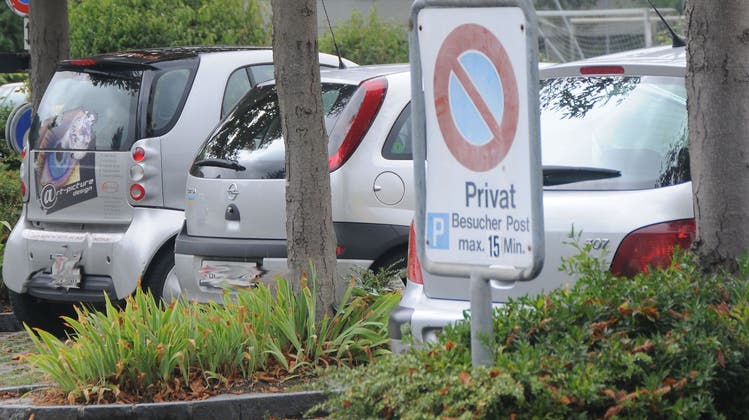 Die Gemeinden haben es künftig in der Hand, selber zu bestimmen, wie viele Parkplätze sie bei sich haben wollen. (bz-Archiv)