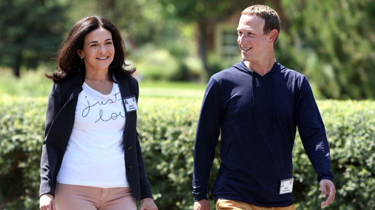 Im letzten Sommer herrschte noch Harmonie: Facebook-Gründer Mark Zuckerberg mit der operativen Chefin Sheryl Sandberg. (Getty)