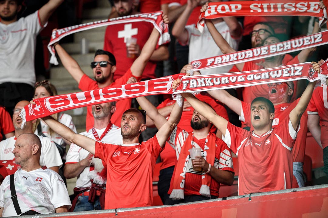 Auch rund 500 Schweizer Fans sind nach Prag mitgereist.