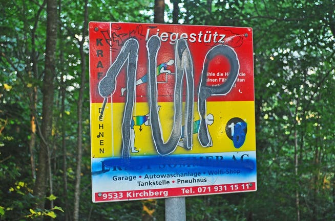 «1UP» steht auf einigen Tafeln. So bezeichnet sich eine Sprayergruppe aus Berlin.