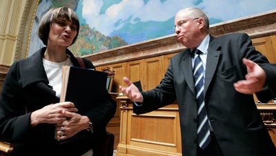 Die damaligen Bundesratsmitglieder Christoph Blocher und Micheline Calmy-Rey am 7. Oktober 2007 im Nationalratssaal. (Peter Klaunzer / KEYSTONE)