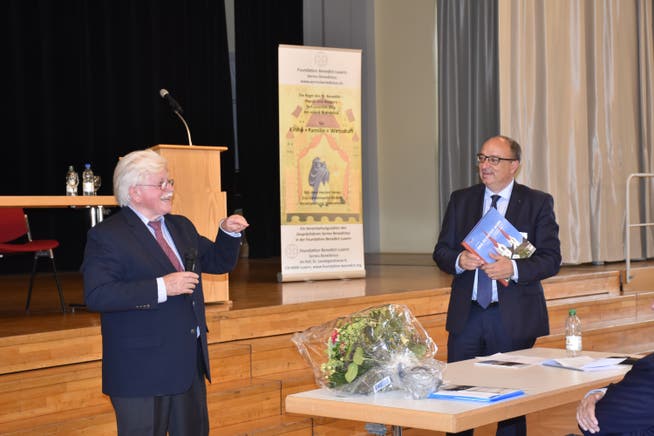 Walter Fust, Leiter des Organisationskomitees (links), freute sich darüber, dass Regierungsrat Markus Dieth an der ersten Plenumstagung des Benediktinischen Dialogforums eine Rede hielt.